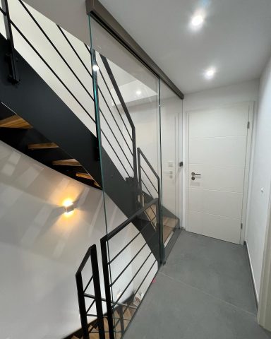 Glas-Schiebetür und -Wand