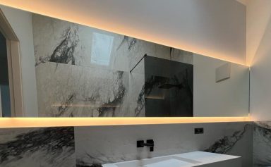 Hinterleuchteter Spiegel für das Bad 