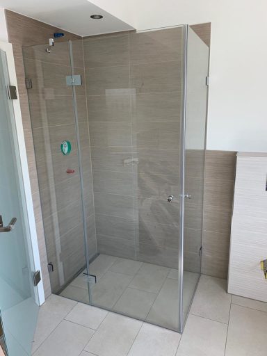 Eck-Duschkabine mit zwei Flügeltüren