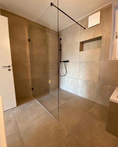 Rahmenlose Duschabtrennung