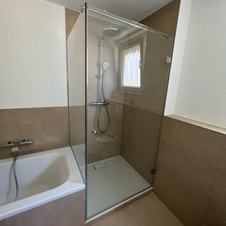 Moderne rahmenlose Duschkabine aus Glas