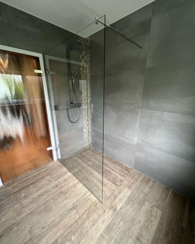 Rahmenlose Duschabtrennung