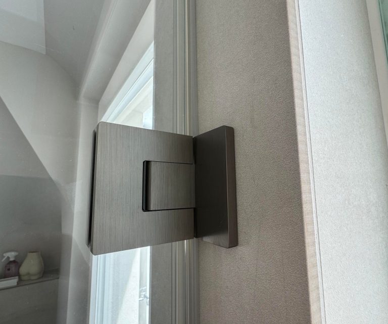 Hochwertiger Beschlag an der Duschkabinen-Glastür