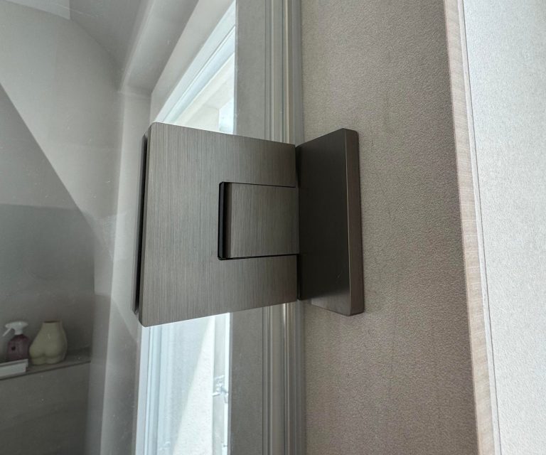 Hochwertiger Beschlag an einer Duschkabine