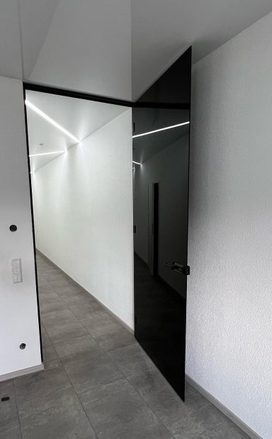 Glastür aus dunklem Sicherheitsglas