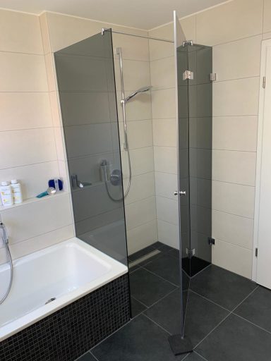 Duschkabine mit dunklen Glasscheiben