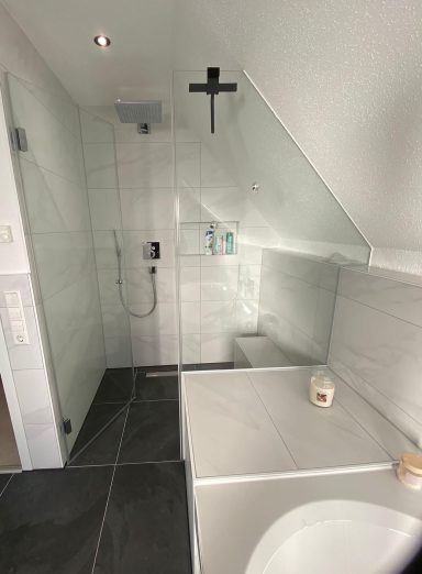 Duschabtrennung im Dachgeschoss