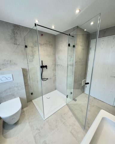 Duschkabine mit schwarzen Beschlägen