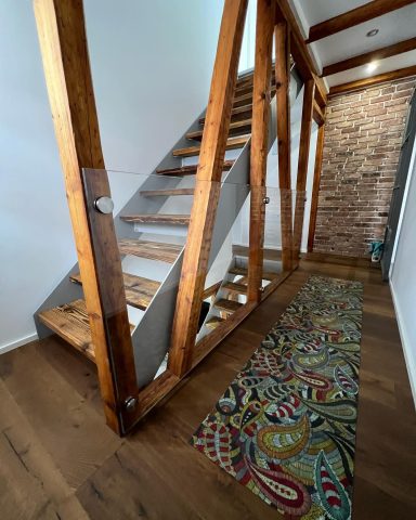 Glasgeländer an der Treppe