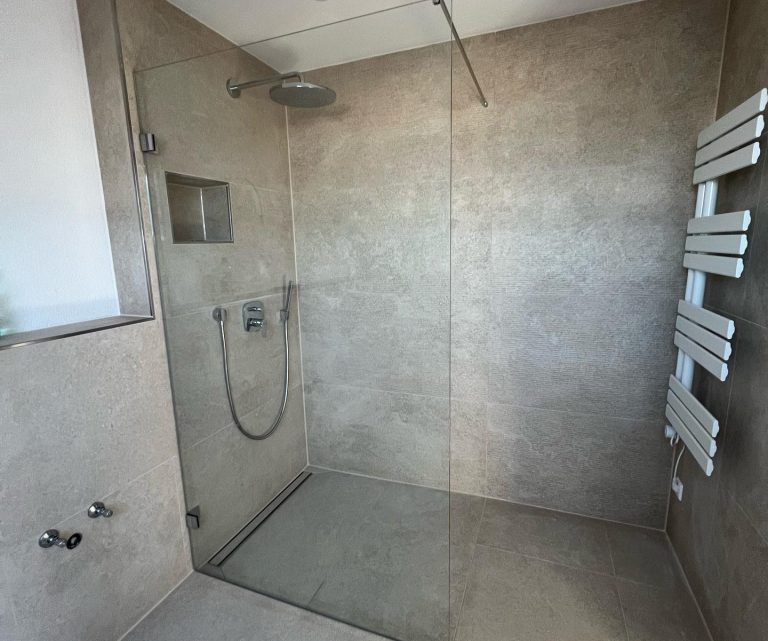 Moderne begehbare Dusche mit Glasabtrennung