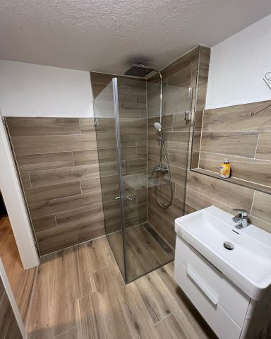 Eckdusche mit Flügeltüren