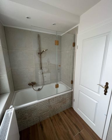 Duschabtrennung an Badewanne