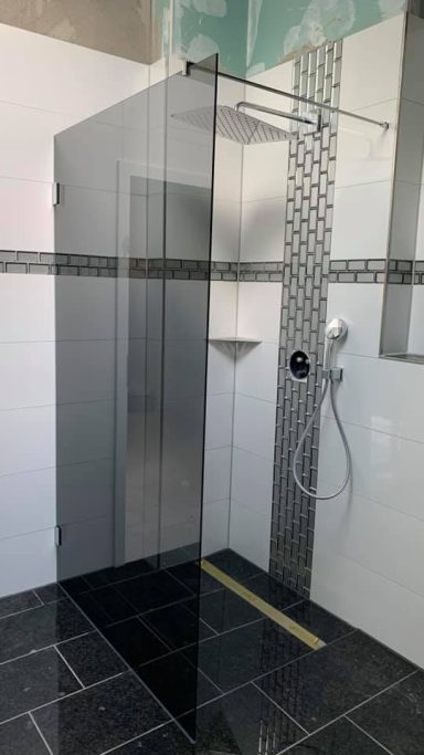 Rahmenlose Duschabtrennung dunkel