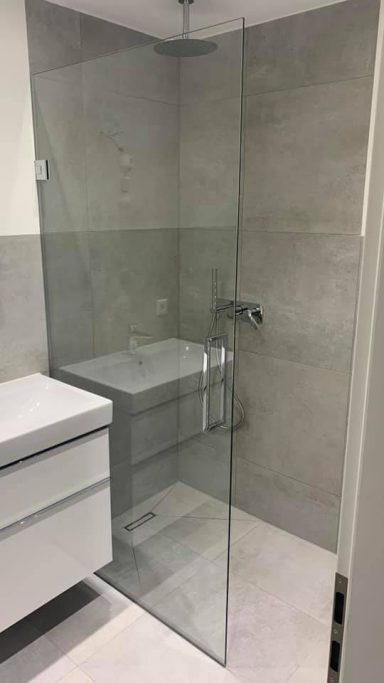 Duschabtrennung aus einer Flügeltür