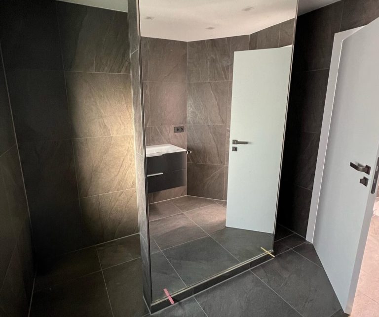 Großer Wand-Spiegel in modernem Badezimmer