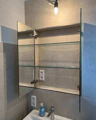 Spiegeltüren über dem Waschtisch